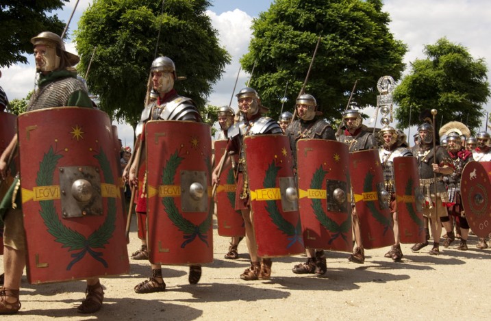 Eine Menge römischer Soldaten auf Parade