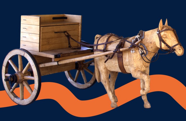 Model of a small two-seater travelling carriage with a harnessed small horse