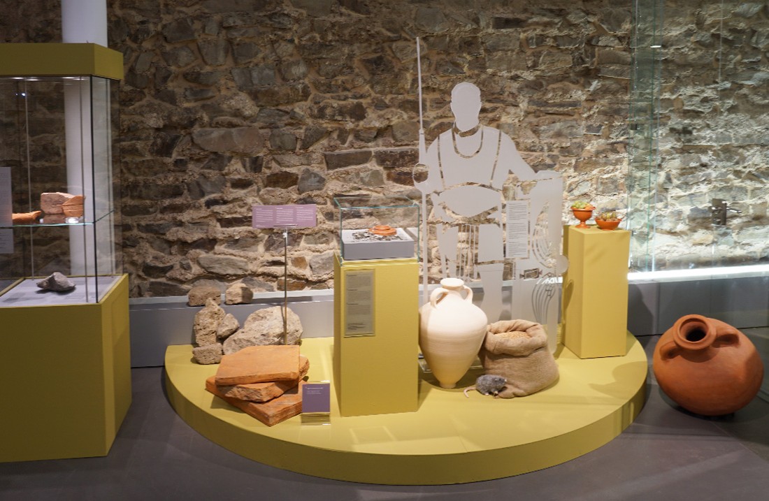 Display mit Ziegeln, Bruchsteinen, Amphoren - verschiedenen Handelsgütern der römischen Legion