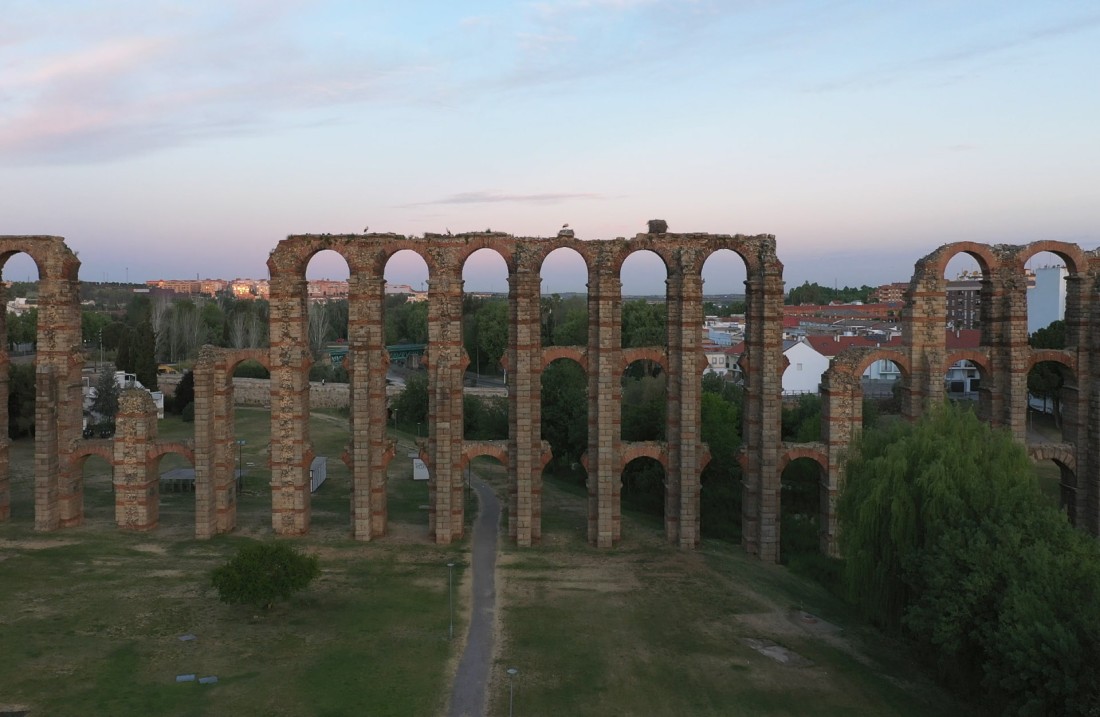 De video presenteert de speciale tentoonstelling Augusta Emerita: Levensechte beelden van de oude stad en drone-opnamen van de moderne stad worden afgewisseld met belangrijke voorbeelden van de tentoonstellingen. Geproduceerd door: LVR, APX in samenwerking met het MNAR. Muziek: “Floralia” door The Roman Crow / Pixabay