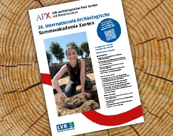 De IASX 2026-poster op een boomschijf (DE)