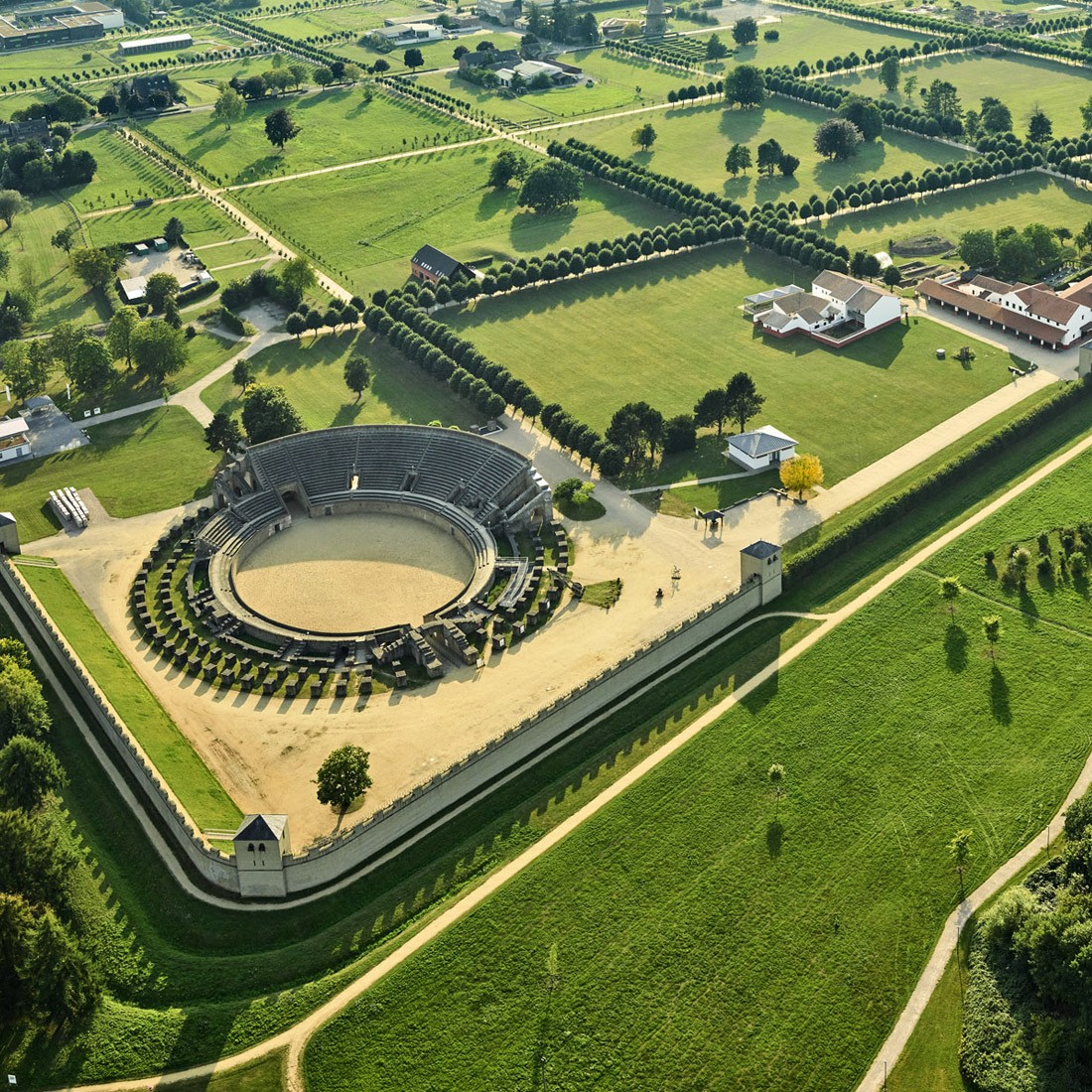 Luftbild der Südostecke des Parks mit Amphitheater, Handwerkerhäusern und Herberge