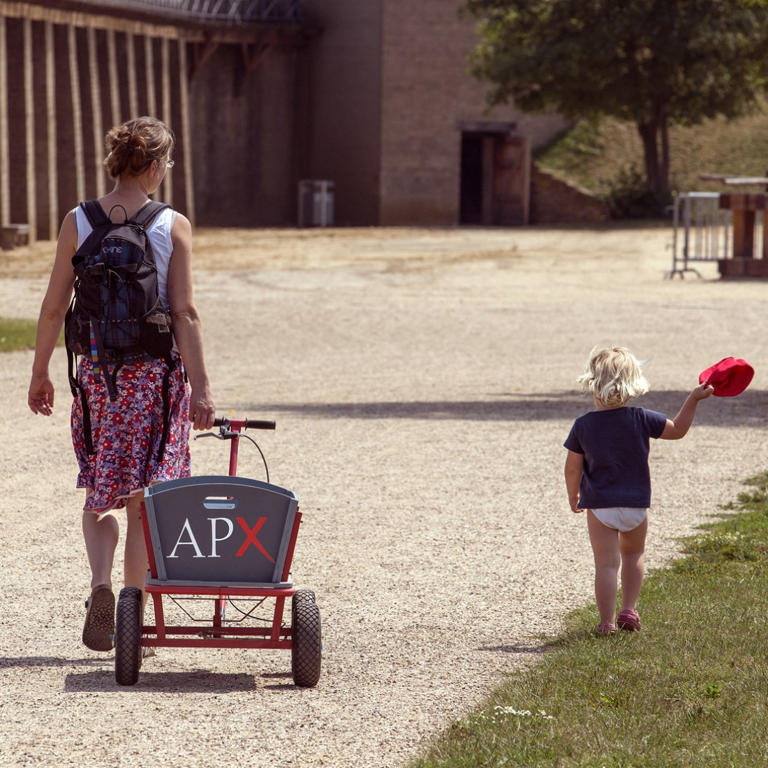 Frau mit Kind und Bollerwagen